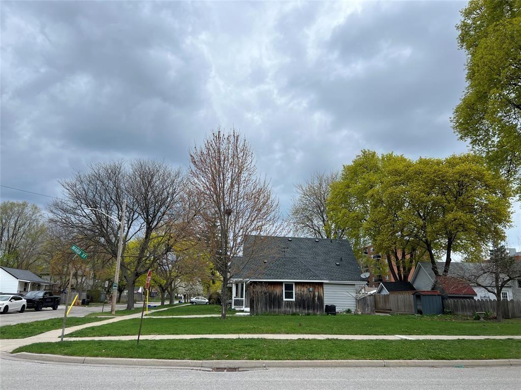 260 MACKENZIE Street, Sarnia, Ontario, Canada photo 4